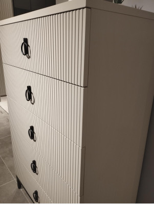 Elegantní komoda Skvělé doplnění pro vaši ložnici Interiér Nový