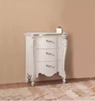 Bílá ložnice s klasickou postelí, 2x noční stolek, šatní skříň.
