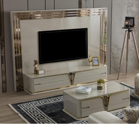 Moderní nízký stolek, nábytek do obývacího pokoje, nábytek z nerezové oceli, dřevěný design béžové barvy.