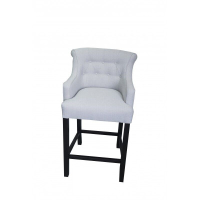 Sedací souprava se dvěma šedými barovými židlemi Chesterfield.