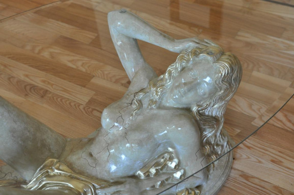 Erotický skleněný stůl socha figurky konferenční stolek stůl židle objednat stoly socha