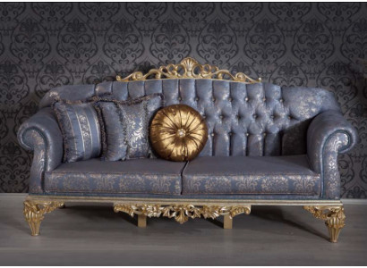 Náročná klasická pohovka v designu Chesterfield pro obývací pokoj s zlatými polštáři.
