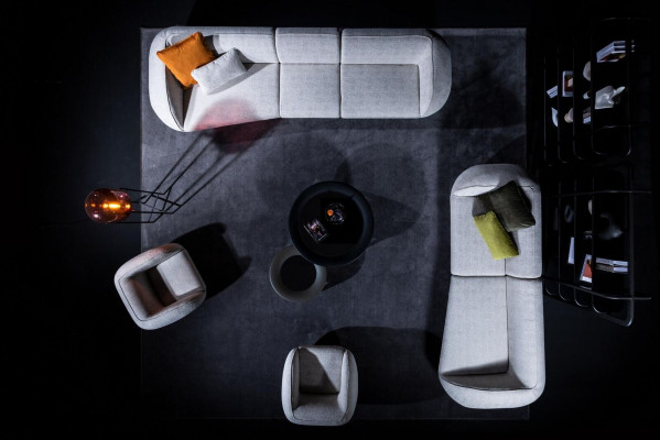 Sada sedacích nábytků do obývacího pokoje se čtyřmi křesly a pohovkami.