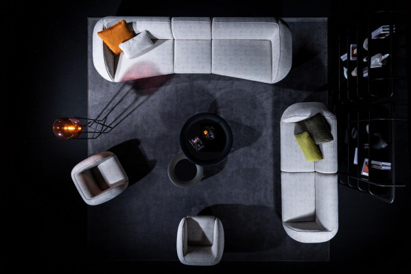 Sada sedacích nábytků do obývacího pokoje se čtyřmi křesly a pohovkami.