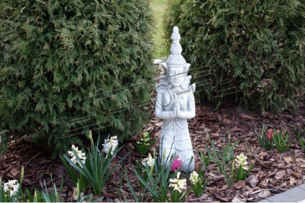 Buddha socha v kamenném designu. Velká socha pro zahradní dekoraci.