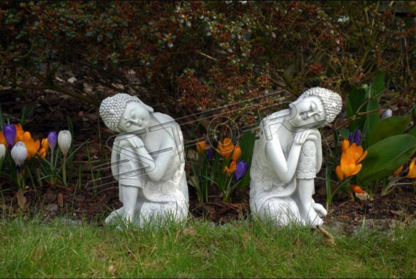 Dekorativní socha Buddy v kamenném provedení. Velká socha pro zahradu.