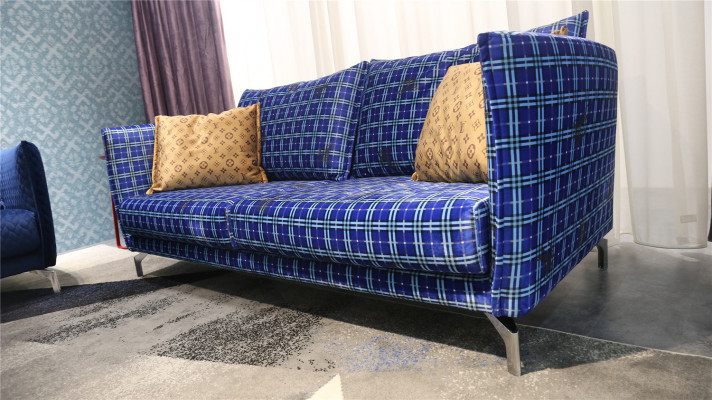 Design Polster Luxus Sitz Sofa Couch Textil Sofa 2 Sitzer Neu  Designový luxusní čalouněný sedací nábytek z textilie, dvoumístná pohovka, nový.