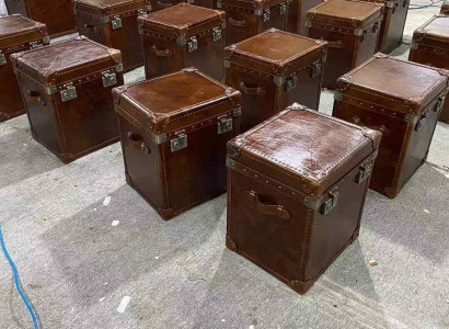 Beistelltisch vintage ze stárého usně se snížením páru v obývacím pokoji s kufrem.