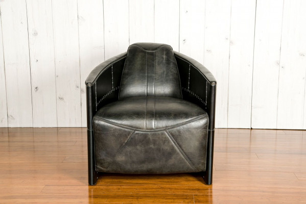 Letadlové vintážní křeslo z černého pravého kůže v retro designu.