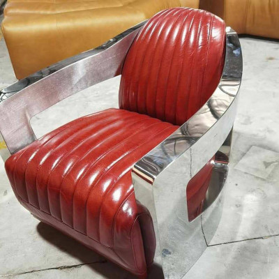 Letadlové křeslo Vintage z červené kůže v retro designu klubového křesla.