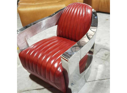 Letadlové křeslo Vintage z červené kůže v retro designu klubového křesla.
