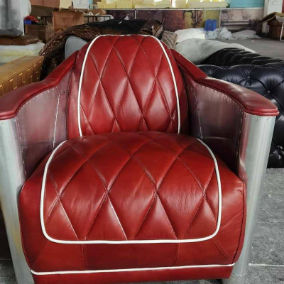 Letadlové křeslo Vintage z červené kůže v retro designu klubového křesla.