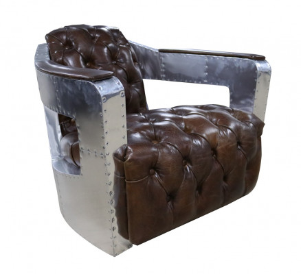 Krásná vintage Chesterfield křeslo s vyššími opěrkami a klubovým stylem letadla.