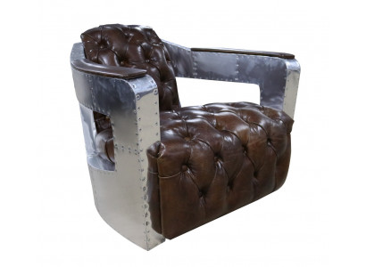 Krásná vintage Chesterfield křeslo s vyššími opěrkami a klubovým stylem letadla.