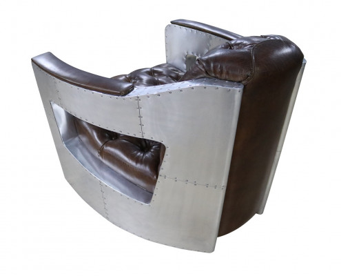 Krásná vintage Chesterfield křeslo s vyššími opěrkami a klubovým stylem letadla.