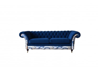 Chesterfield Royal modrá sametová pohovka s polštářem a posezením v obývacím pokoji.