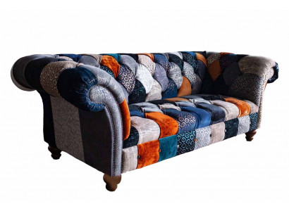 Designer třísedadlová pohovka v Chesterfieldském stylu s luxusními vzory.