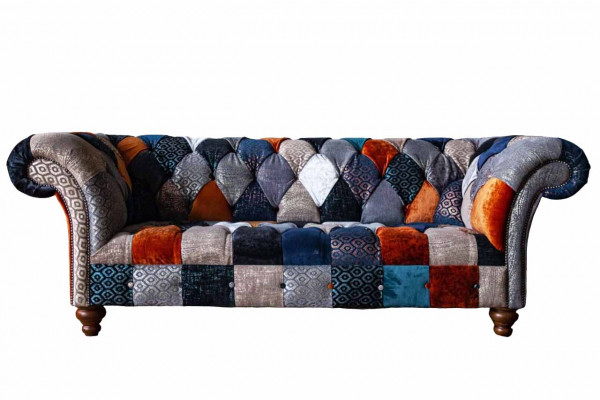 Designer třísedadlová pohovka v Chesterfieldském stylu s luxusními vzory.