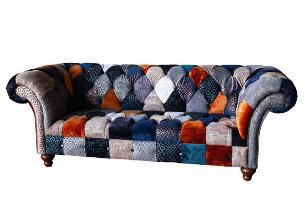 Designer třísedadlová pohovka v Chesterfieldském stylu s luxusními vzory.