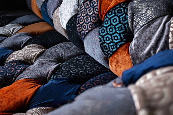 Designer třísedadlová pohovka v Chesterfieldském stylu s luxusními vzory.