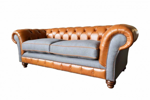 Luxusní kožená pohovka v designu Chesterfield se třemi sedadly