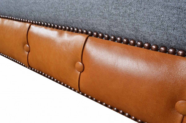 Luxusní kožená pohovka v designu Chesterfield se třemi sedadly