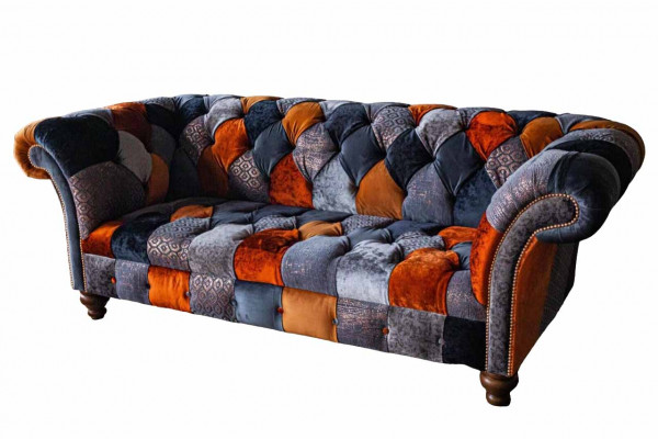 Chesterfield 3místná pohovka vyrobena z textilu sametu s luxusními polstrováními a velkým sametovým posezením.
