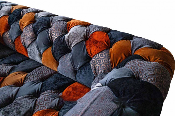 Chesterfield 3místná pohovka vyrobena z textilu sametu s luxusními polstrováními a velkým sametovým posezením.