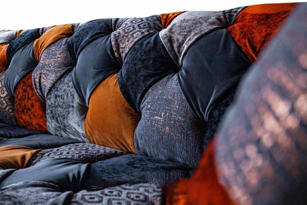 Chesterfield 3místná pohovka vyrobena z textilu sametu s luxusními polstrováními a velkým sametovým posezením.