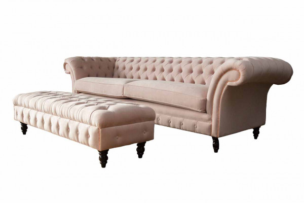 Luxusní, růžová čtyřmístná pohovka v designu Chesterfield, včetně podsedáků.