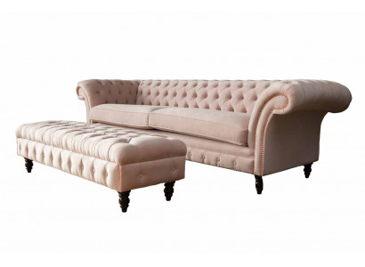 Luxusní, růžová čtyřmístná pohovka v designu Chesterfield, včetně podsedáků.