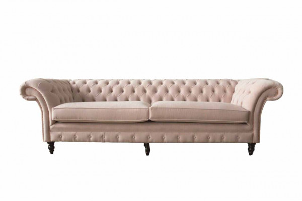 Luxusní, růžová čtyřmístná pohovka v designu Chesterfield, včetně podsedáků.