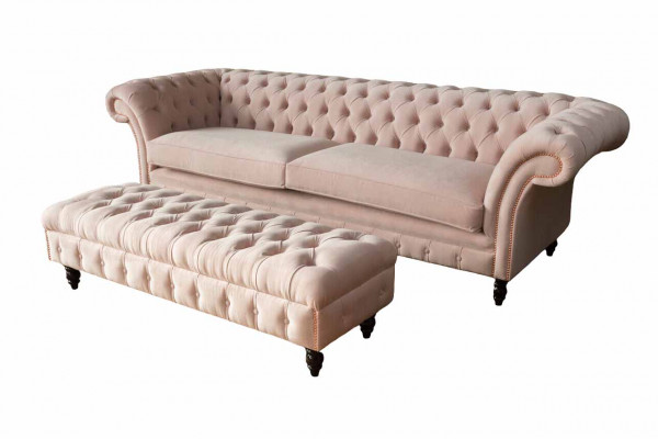 Luxusní, růžová čtyřmístná pohovka v designu Chesterfield, včetně podsedáků.