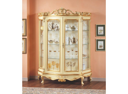 Vitrína s uměleckými řezbami a elegantním designem