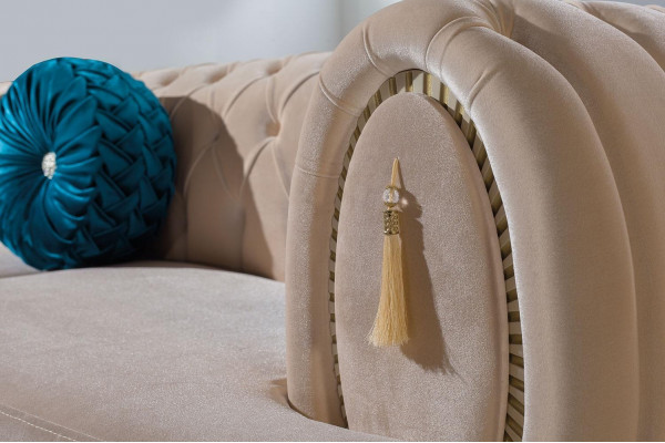 Beige Chesterfield polstrová pohovka designéra třímiestná textilní sofa 3-sedák.
