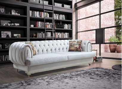 Bílá třímístná pohovka Chesterfield v moderním stylu. Elegatní gauč do obývacího pokoje.