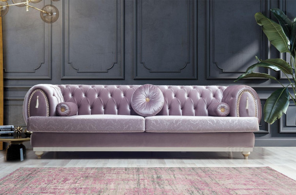 Fialový Chesterfield třímístný designový 3-sedadlový gauč s dřevěným rámem.