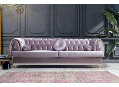 Fialový Chesterfield třímístný designový 3-sedadlový gauč s dřevěným rámem.