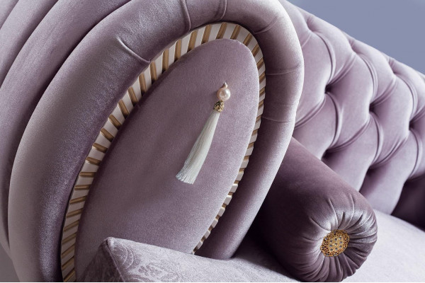 Fialový Chesterfield třímístný designový 3-sedadlový gauč s dřevěným rámem.