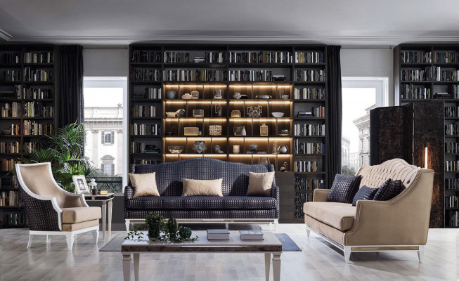 Sedačka s madly krémové barvy, jednosed pro jednu osobu, dřevěná konstrukce, dřevěná opěrka.