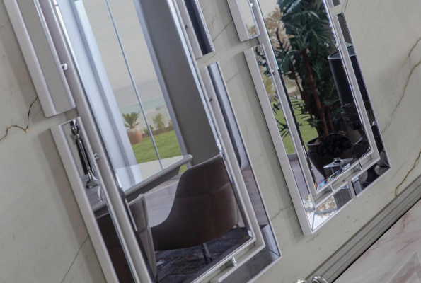 Design jídelní set stůl + 4x židle + kredenc s 2x zrcadly 8 dílný