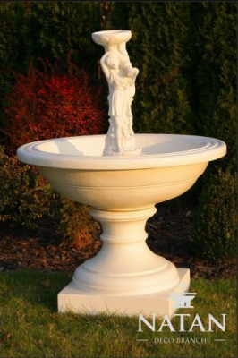 Zahradní fontána s vodotryskem, dekorace socha fontány.