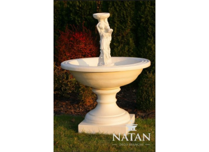 Zahradní fontána s vodotryskem, dekorace socha fontány.