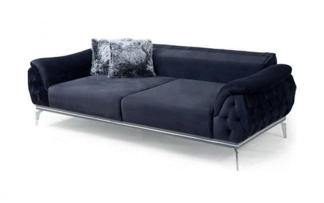 Černý design Chesterfield z textilního materiálu, moderní třímístná látková pohovka.