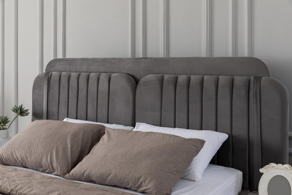 Moderní ložnice - manželská postel, noční stolek, skříň - luxusní.