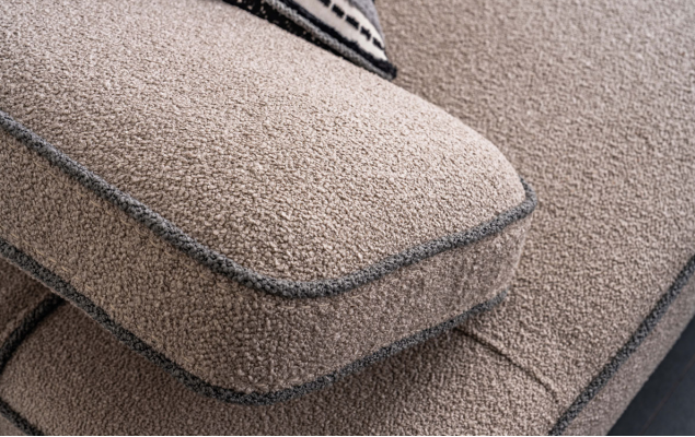 Elegantní béžová pohovka obývacího pokoje třísedadlová designová vyplněná pohovka