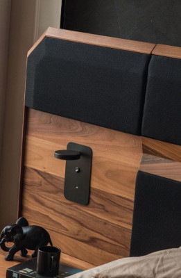 Hnědo-černá dřevěná ložnice, manželská postel, 2x noční stolek, 3 kusy.