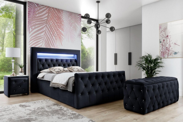 Černá postel Chesterfield s LED textilií, 2x noční stolek z dreva, stolička 4 kusy.
