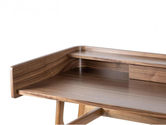 Dřevěný psací stůl v ložnici, designový počítačový stůl, luxusní zařízení.