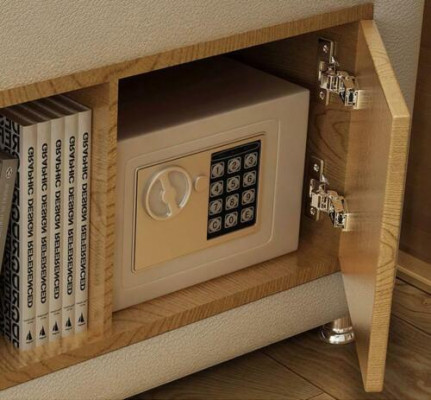 Luxusní funkční postel s trezorem, úložným pro notebook, manželská dvoulůžka xxl, hotelová kožešina.